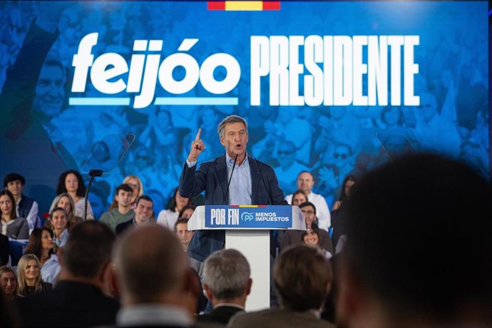 El presidente del Partido Popular, Alberto Núñez Feijóo, durante un acto público en el marco de la precampaña de las elecciones generales del próximo 29 de noviembre en Vigo.