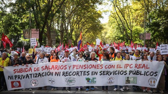 Numerosas personas sostienen una pancarta con lema 'Subida de salarios y pensiones con el IPC real' durante una manifestación en defensa del sistema público de pensiones y el acceso a la vivienda, a 24 de octubre de 2026, en Madrid (España).