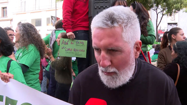 Centenares de familias protestan frente a la Consejería de Educación en apoyo a