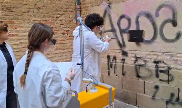 Los grafitis ocupan una superficie aproximada de 150 por 200 centímetros en la fachada occidental del templo.