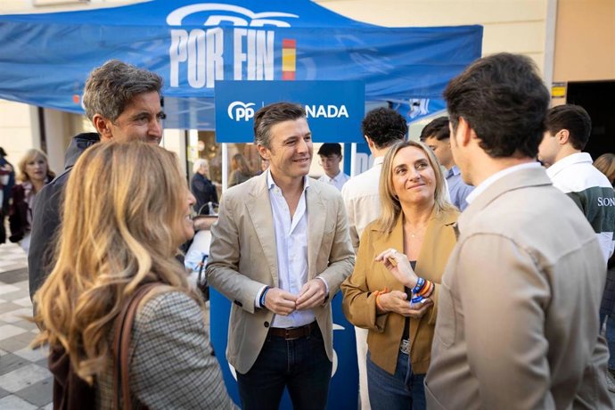 El cabeza de lista del PP de Granada al Congreso, Jorge Saavedra, junto a la alcaldesa, Marifrán Carazo.