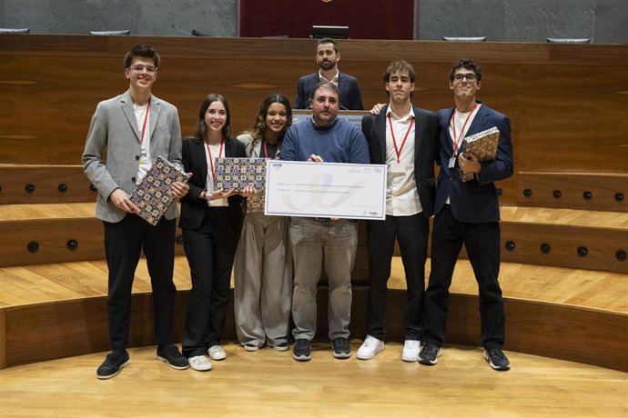 El equipo del Colegio Jesuitas, ganador en castellano, posa con Unai Hualde y Miguel Matellanes (en el atril).