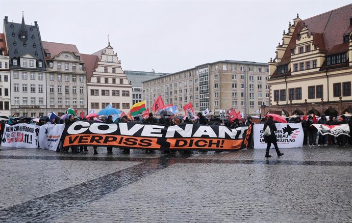 24 de outubro de 2026, Saxônia, Leipzig: Manifestantes participam de uma manifestação na Augustusplatz, em Leipzig. Eles protestam contra os planos da Covenant, empresa contratada pelo setor de defesa dos EUA, de iniciar a produção de mísseis de cruzeiro 