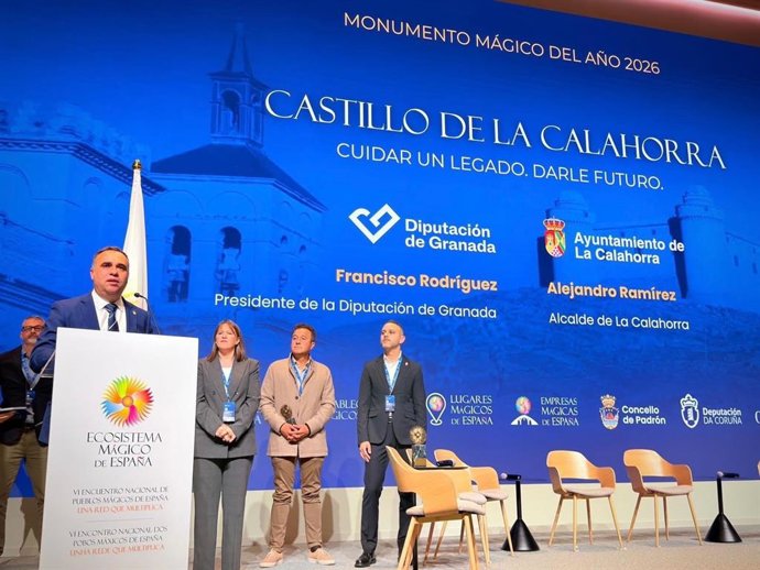El presidente de la Diputación de Granada, Francis Rodríguez, ha recogido el distintivo de Monumento Mágico de España 2026 concedido al Castillo de La Calahorra por Pueblos Mágicos de España.