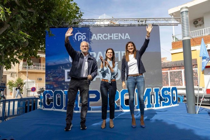 El portavoz del PP en el Parlamento Europeo, Esteban González Pons, y la cabeza de lista del PP al Congreso por la Región, Miriam Guardiola, han mantenido hoy en Archena un encuentro con afiliados y simpatizantes junto a Patricia Fernández