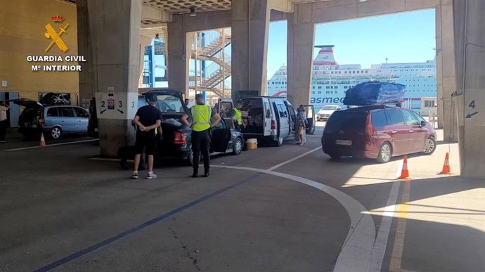 Detención en el puerto de Melilla al conductor de un turismo que transportaba 25,1 kilos de hachís ocultos en dobles fondos cuando pretendía embarcar en el ferry de Málaga.