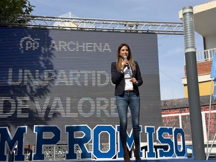 El PP de Archena ha organizado un acto que ha reunido a mil afiliados y simpatizantes en torno a su presidenta y alcaldesa, Patricia Fernández, en la Plaza Primero de Mayo