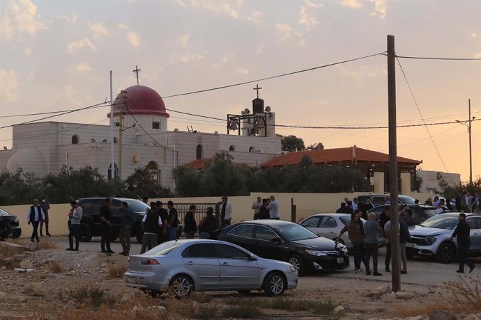 KARAK, 23 de outubro de 2026  -- A foto mostra a igreja onde ocorreu um ataque a tiros durante um funeral na província de Karak, no sul da Jordânia, em 23 de outubro de 2026. Sete pessoas morreram e outras 34 ficaram feridas em um ataque a tiros durante u
