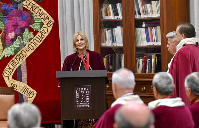 La alcaldesa de Jerez de la Frontera (Cádiz), María José García-Pelayo, proclamada Dama del Serenísimo Capítulo del Vino.
