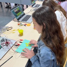 Participantes en uno de los talleres de la segunda edición de 'Oracle 4 Girls', que se ha celebrado en Cáceres el 24 de octubre de 2026.
