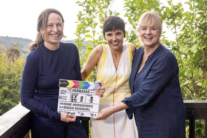 Archivo - La cineasta Ione Hernández junto a Emma Suárez y Elena Anaya en el rodaje de 'Hermanas'.