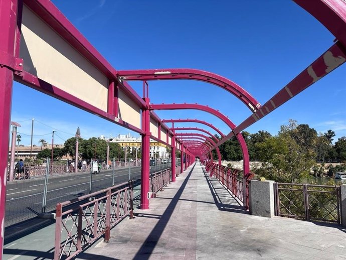 Toldos del puente de San Telmo en Sevilla