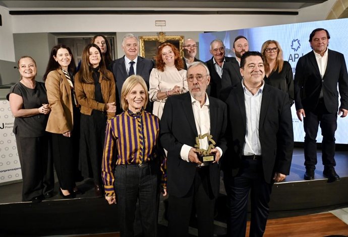 La alcaldesa de Jerez (Cádiz), María José García-Pelayo, junto a la Asociación de la Prensa de Jerez (APJ) con motivo de la entrega del I Premio Jerez de Periodismo a Rafael Plaza Checa.