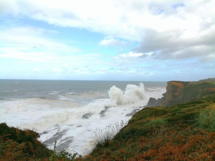 Archivo - Olas en Cantabria.-ARCHIVO