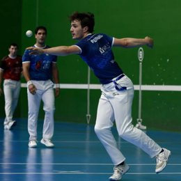 Un pelotari de Garfe en un partido