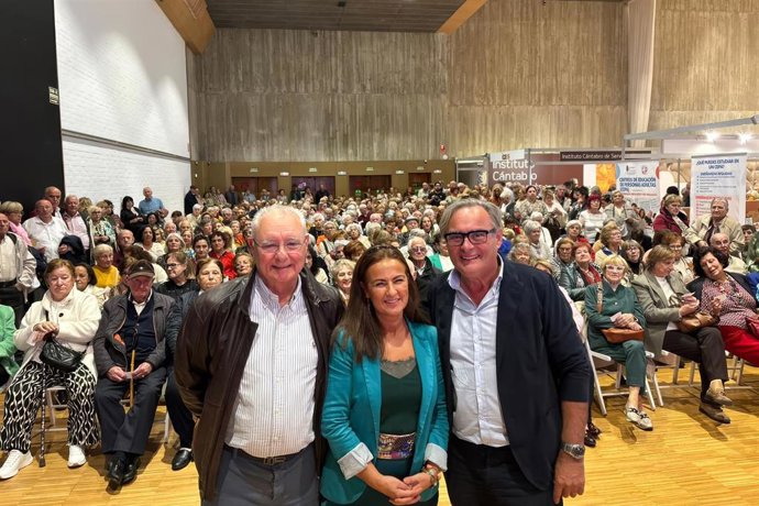 Casi 8.000 personas pasan por la III Feria de Mayores de Cantabria