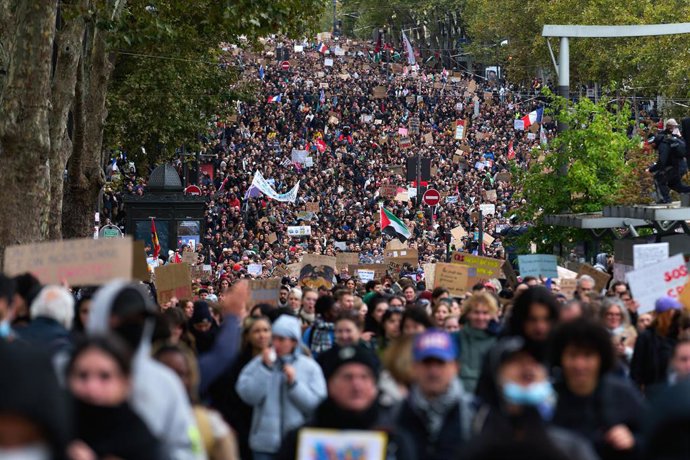 24 October 2026, France, Paris: A large number of demonstrators are marching from the Porte d'Italie toward the Porte de Vincennes. Photo: Marcus Golejewski/dpa