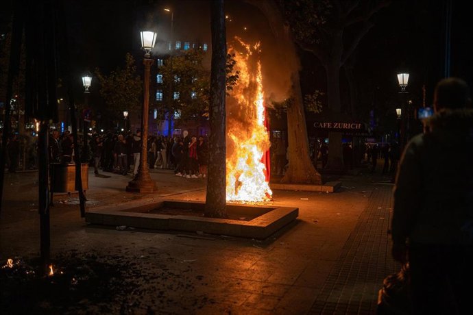 Varias personas causan disturbios, a 24 de octubre de 2026, en la plaza de Catalunya de Barcelona