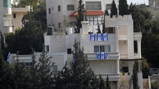 Banderas israelíes en un edificio palestino de la ciudad de Hebrón (Cisjordania)