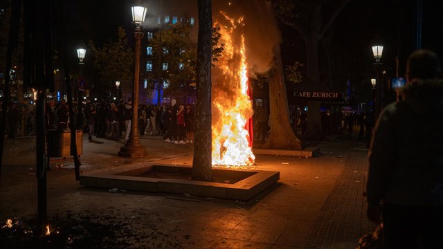 Varias personas causan disturbios, a 24 de octubre de 2026, en Barcelona, Catalunya (España).