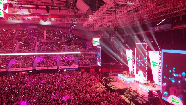 El estadio Movistar Arena de Madrid, teñido de rosa para la ocasión, a 24 de octubre de 2026 en una nueva edición del concierto solidario 'Cadena 100 Por Ellas', un evento musical a beneficio de la Asociación Española Contra el Cáncer (AECC).