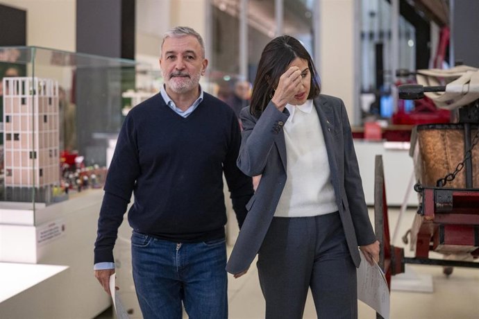 El alcalde de Barcelona, Jaume Collboni y la Consellera de Interior y Seguridad Pública, Núria Parlon, atienden a los medios de comunicación, tras varios disturbios en el centro de la ciudad, a 24 de octubre de 2026, en Barcelona, Catalunya (España).