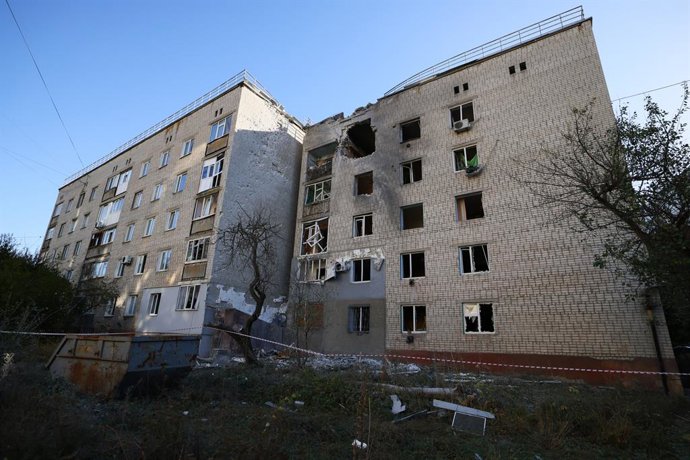 RÚSSIA, SVERDLOVSK – 24 DE OUTUBRO DE 2026: Um prédio de apartamentos danificado por um ataque com drones das Forças Armadas da Ucrânia