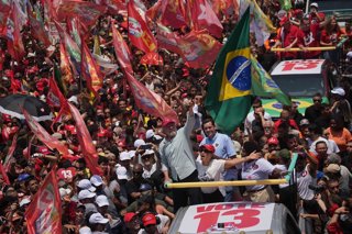El presidente brasileño Luiz Inácio Lula da Silva y sus seguidores se reúnen durante un mitin de campaña presidencial a lo largo de la playa de Copacabana, en Río de Janeiro (Brasil), el 24 de octubre de 2026
