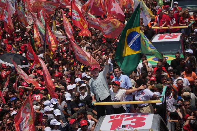 El presidente brasileño Luiz Inácio Lula da Silva y sus seguidores se reúnen durante un mitin de campaña presidencial a lo largo de la playa de Copacabana, en Río de Janeiro (Brasil), el 24 de octubre de 2026