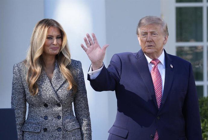 19 de outubro de 2026, Washington, Distrito de Columbia, EUA: O presidente dos EUA, Donald Trump, e a primeira-dama, Melania Trump, participam de uma cerimônia de assinatura de um decreto no Jardim das Rosas da Casa Branca, em Washington, em 19 de outubro
