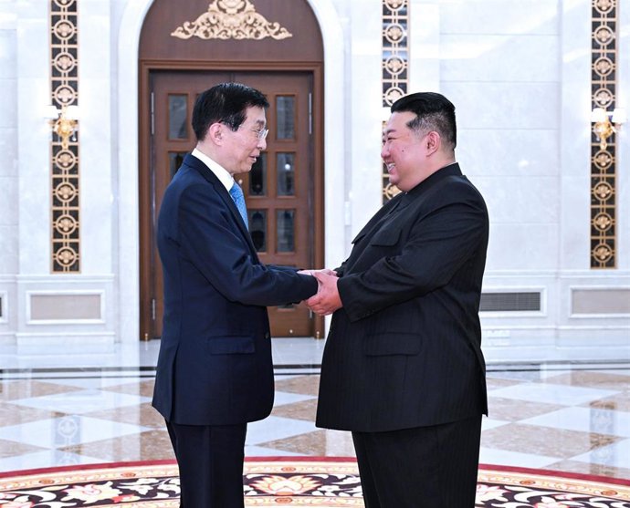 Archivo - Wang Huning (izquierda), uno de los máximos respresentantes del Partido Comunista Chino y Kim Jong Un (derecha), líder de Corea del Norte