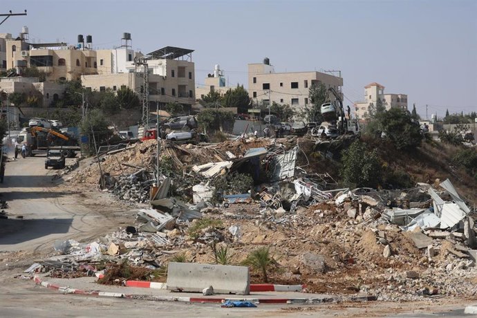 Las fuerzas israelíes mantienen los cierres y se apoderan de viviendas palestinas para uso militar en la zona de Deir Baha, en Hebrón, en la Cisjordania ocupada, obligando a los residentes a abandonar sus hogares, 24 de octubre de 2026