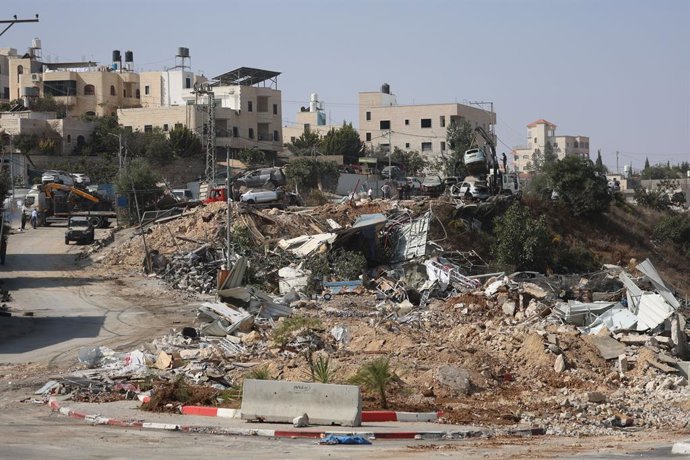24 de outubro de 2026, Hebron, Palestina, Estado de: HEBRON, PALESTINA, 24 DE OUTUBRO DE 2026: As forças israelenses mantêm os bloqueios e tomam posse de residências palestinas para uso militar na área de Deir Baha, em Hebron, na Cisjordânia ocupada, forç