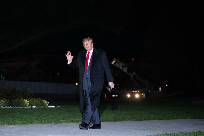 24 de outubro de 2026, Washington, Distrito de Columbia, Estados Unidos: O presidente DONALD TRUMP caminha em direção à Casa Branca após retornar de um comício de campanha em Perry, na Geórgia.