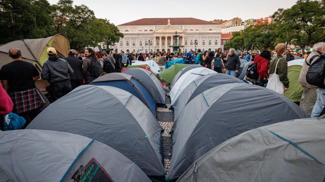 Filas de tiendas de campaña instaladas en la plaza del Rossio, con el Teatro Nacional D. María II al fondo, durante la manifestación en Lisboa, Portugal, el 24 de octubre de 2026