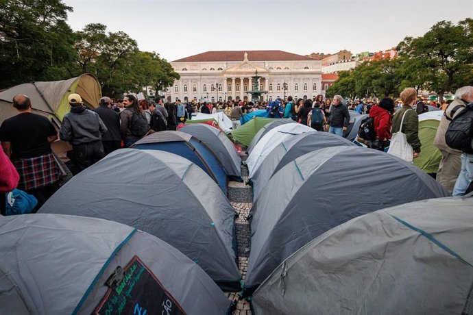 Filas de tiendas de campaña instaladas en la plaza del Rossio, con el Teatro Nacional D. María II al fondo, durante la manifestación en Lisboa, Portugal, el 24 de octubre de 2026