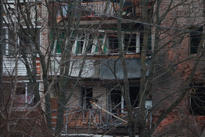 Archivo - Arquivo - 2 de março de 2024, São Petersburgo, Rússia: Imagem de um prédio residencial danificado após um suposto ataque com drone, conforme noticiado pela mídia local no distrito de Krasnogvardeisky. O Ministério de Situações de Emergência da R