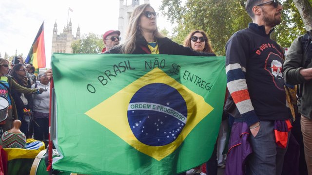 Manifestantes de la diáspora brasileña en el contexto de las elecciones presidenciales