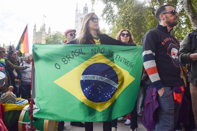 Manifestantes de la diáspora brasileña en el contexto de las elecciones presidenciales