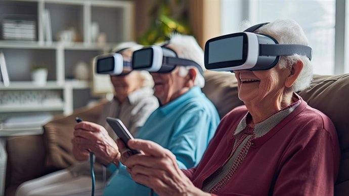 Archivo - Personas mayores usando realidad virtual.