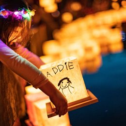 El Festival de Linternas Flotantes llega al parque Juan Carlos del 31 de octubre al 2 de noviembre para iluminar su lago.
