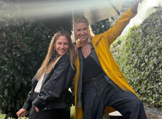 Martina Klein y Judit Mascó muestran sus estilismos para un día de lluvia