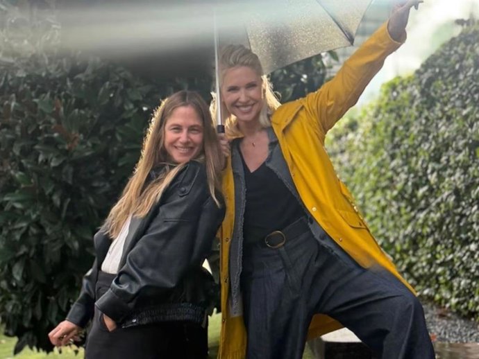 Martina Klein y Judit Mascó muestran sus estilismos para un día de lluvia