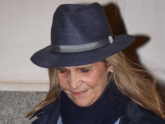 La infanta Elena, discreta ante la última visita de don Juan Carlos con Irene Urdangarin, acompaña a Ana de Orleans