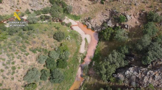 Imagen de líquidos contaminantes en un cauce de agua en la rivera de Calaboza (Huelva).