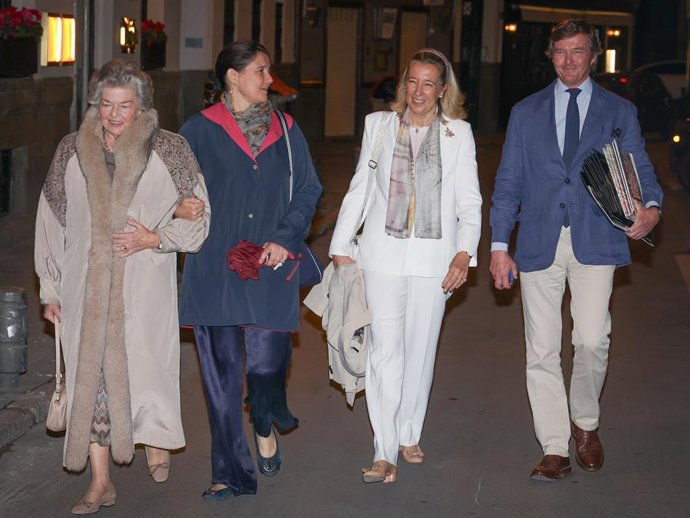 Ana de Orleans junto a sus hijos, Pedro y Cristina de Borbón-Dos Sicilias, salen de la inauguración de su exposición de pintura
