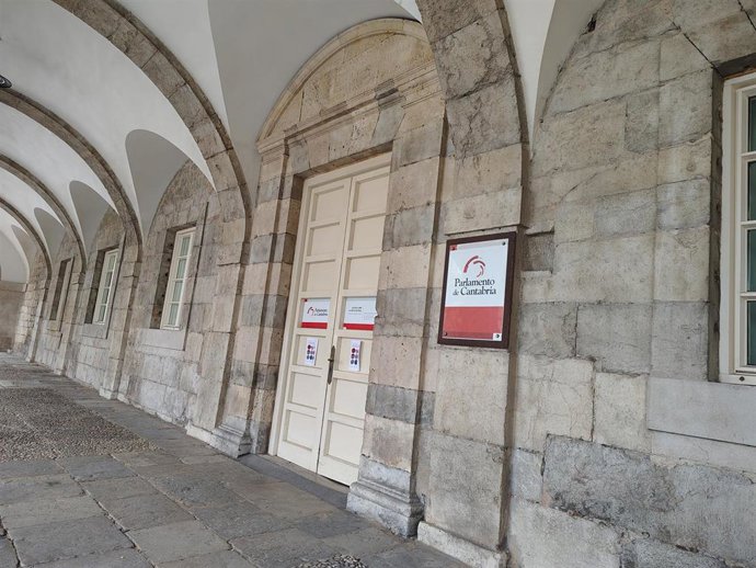 Puerta de acceso al edificio del Parlamento de Cantabria