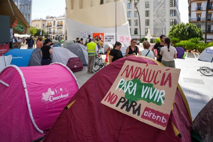 Imagen de la acampada instalada en las Setas de Sevilla en solidaridad con el desahucio de Maricarmen. 