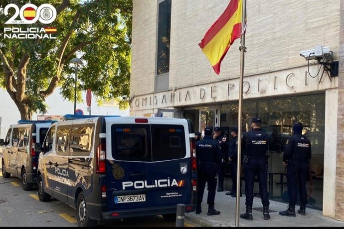 Agentes da Polícia Nacional na delegacia de Manacor.