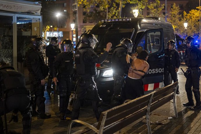 Una persona detinguda pels Mossos, a 24 d'octubre de 2026, a Barcelona, Catalunya (Espanya). 